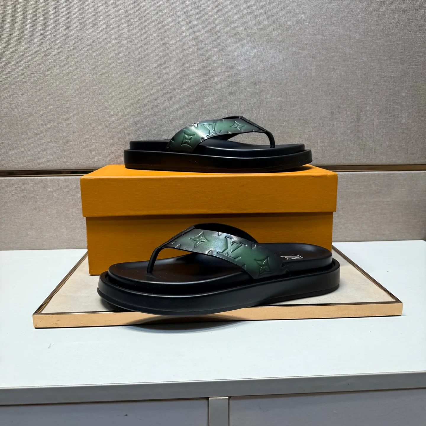 ⬛️Men's shoes 💰p400 [LV～] Men's casual slippers 2025z cabinet sales simultaneously 🔶Size: 39-44#️⃣ 🔷4 colors🔜The upper is made of cowhide stitching➕Genuine leather lining, comfortable and breathable, sole: original comfortable and wear-resistant outsole, ⚠️Real 📱Photographed🎬The real thing is better📢📢📢